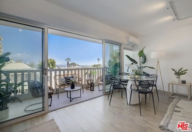 Building Photo - 999 N Doheny Dr