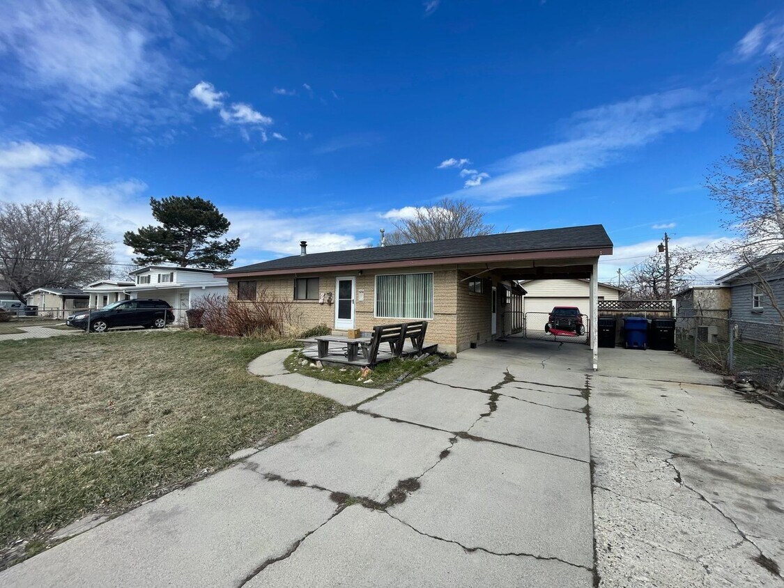 Four Bedroom Home, 1800 sq ft, Taylorsvil... House Rental in