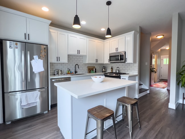 Building Photo - Beautiful 3 bedroom, 2.5 bath home in North Portland! Amazing Modern Kitchen and Great Natural Li...