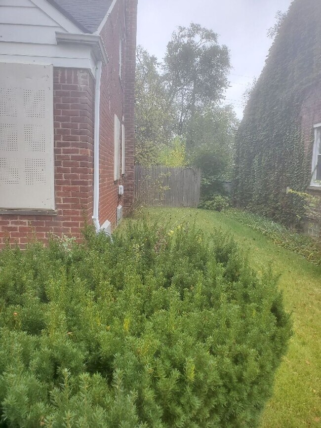 Foto del edificio - 3 Bedroom 1 Bath Brick Bungalow - Availabl...