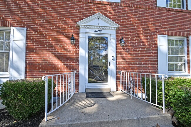 Foto del edificio - 5698 Euclid Rd