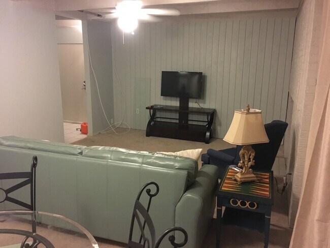 Unfurnished unit - 1008 S College Rd