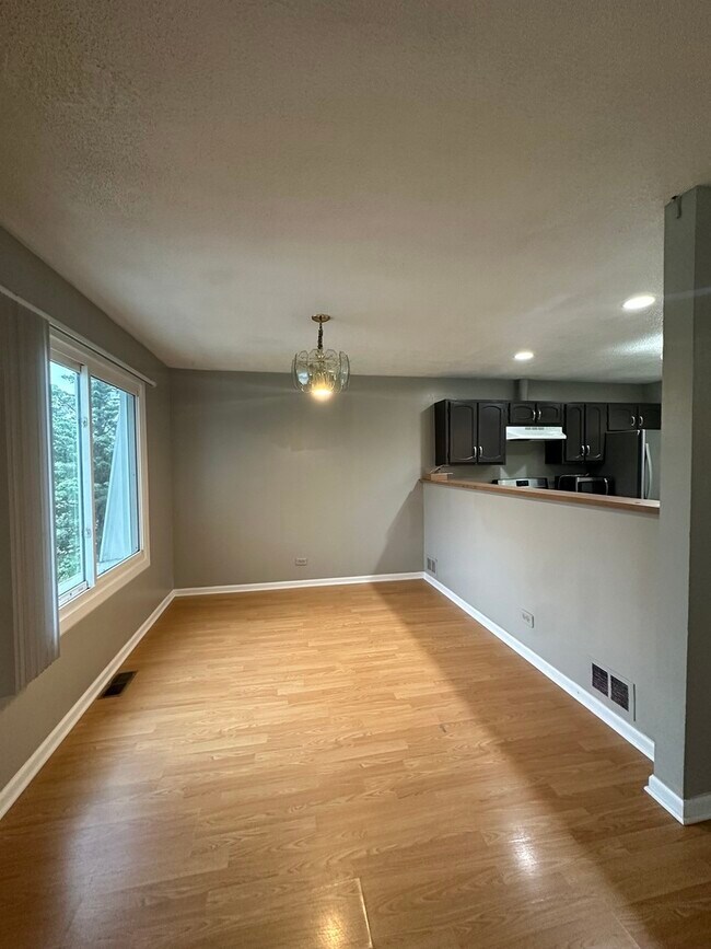 Building Photo - 3931 Sandpiper Dr