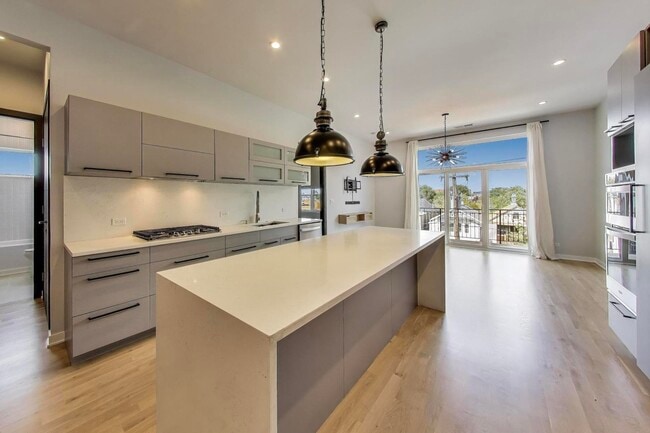 Foto del edificio - 1708 W Cermak Rd