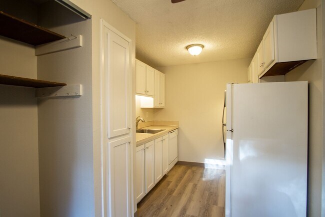 Building Photo - *1 MONTH FREE* Ground Floor 2 Bdr Close to the Heart of Multnomah Village!