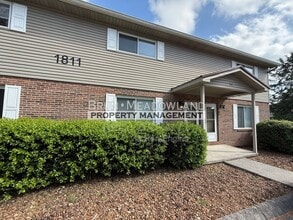 Building Photo - 1811 Meadowland Ln