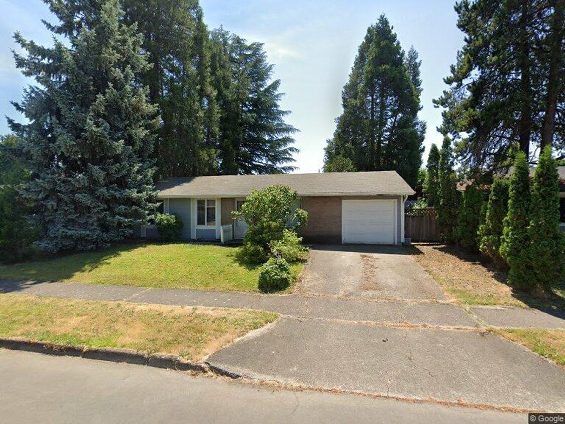 Primary Photo - Large, fenced yard