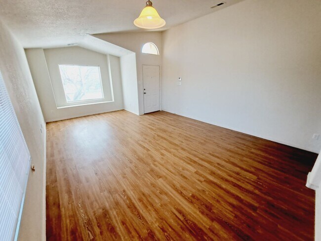 Foto del edificio - 4 bed 2 bath 3 car garage!