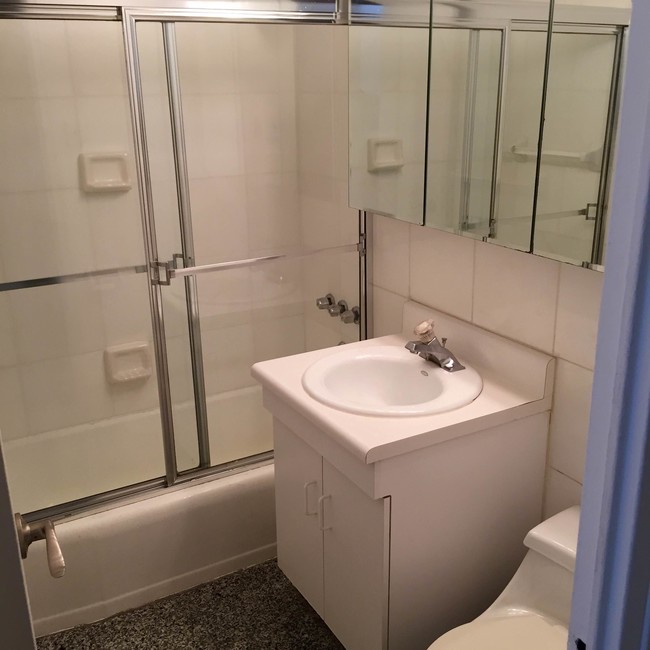 Foto del edificio - 330 E 46th St