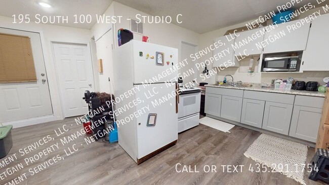 Foto del edificio - Married/couple Student Housing Studio