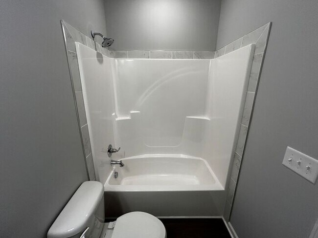 Foto del edificio - Beautiful 4-Bedroom Home with Serene Outdo...