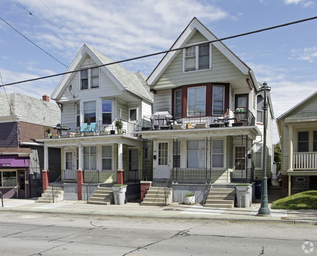 Primary Photo - 818-824 E Brady St