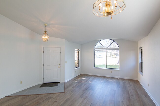 Building Photo - Beautiful Home in Country Heights!