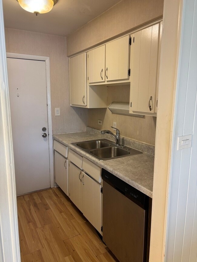 Building Photo - 15826 Terrace Dr