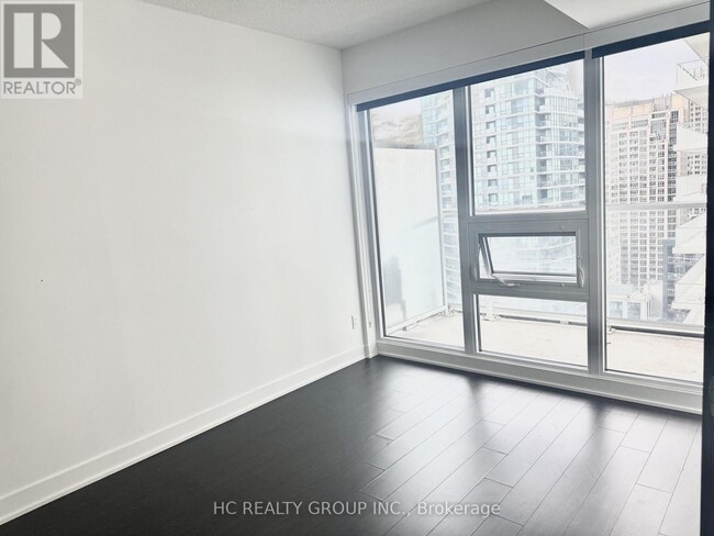 Photo du bâtiment - 17 Bathurst St