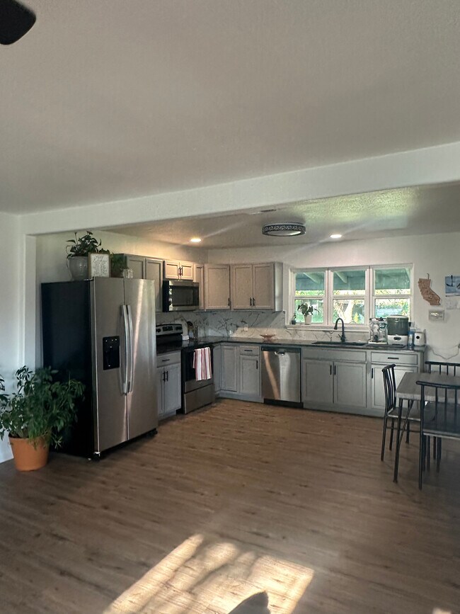 Foto del edificio - 4318 Ensign Rd