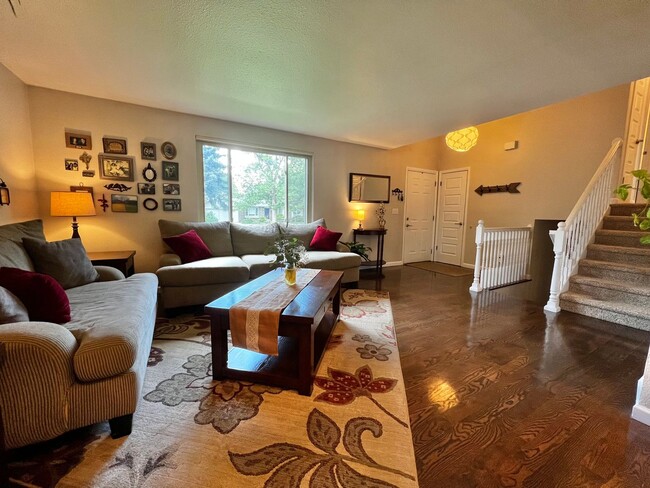 Foto del edificio - Remodeled 4 Bedroom 2 Bathroom Home in Fort Collins!