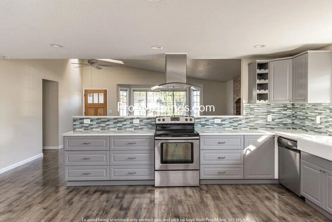 Building Photo - Updated Three Bedroom Gem in Wilsonville!
