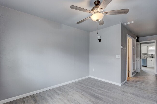 Building Photo - This Cute and Cozy 4 Bed, 2 Bath Home is Available now!!