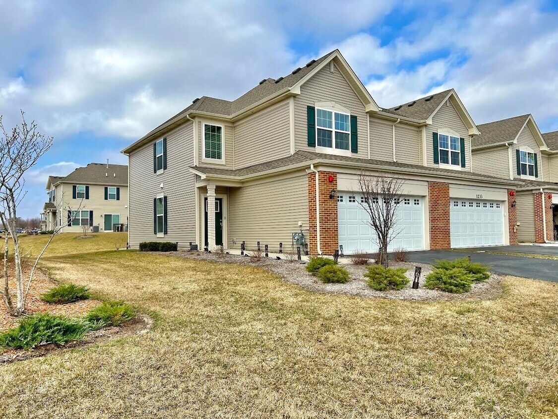 1231 Hawk Hollow Dr, Yorkville, IL 60560 Townhome Rentals in