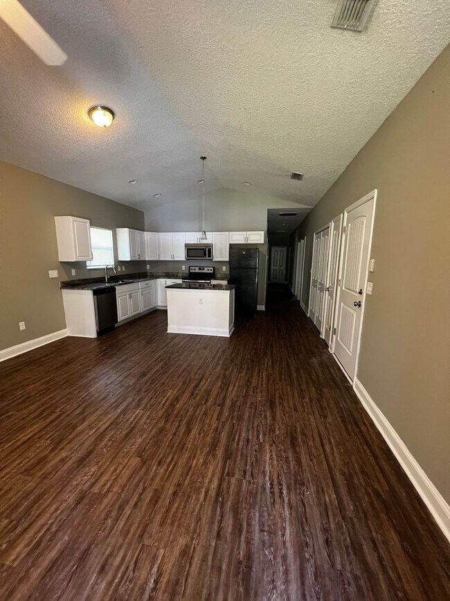 Building Photo - For Rent 3 Bedroom 2 Full Bath Home