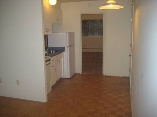 Building Photo - Bellevue Court - 2 bedrooms
