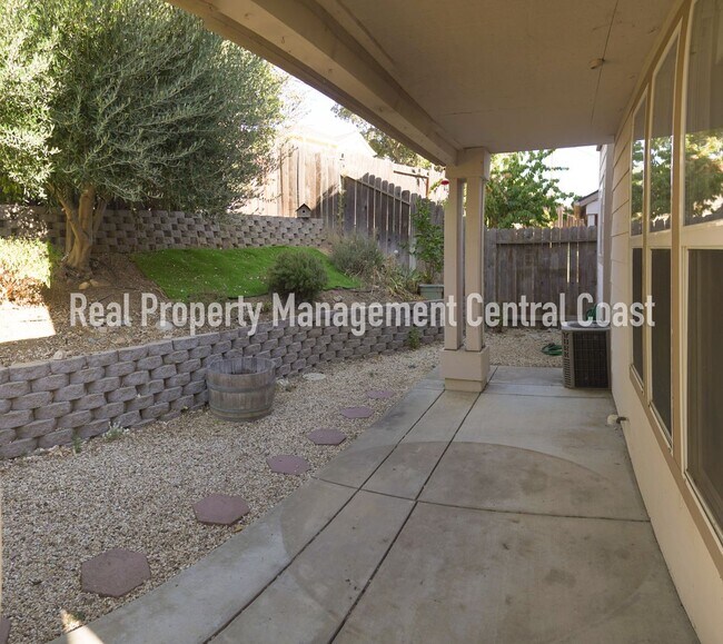 Building Photo - LEASE PENDING - Spacious 3 Bed / 2.5 Bath ...