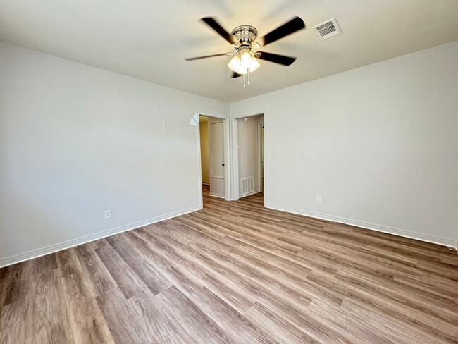 Building Photo - 124/128 RWE Jones