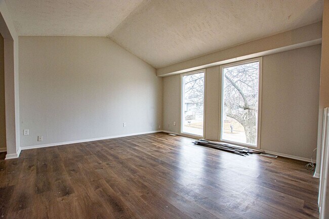 Foto del edificio - Split Entry 3 Bedroom / 2 Bathroom Home