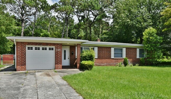 Building Photo - 2101 Maple Leaf Dr E