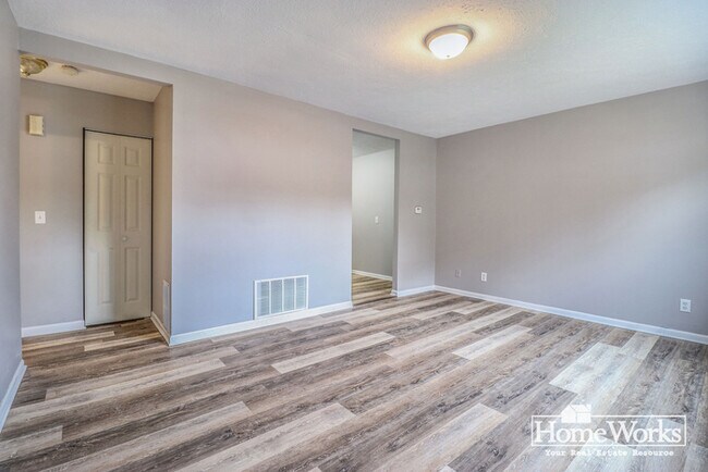 Building Photo - 552 S. Kenmore