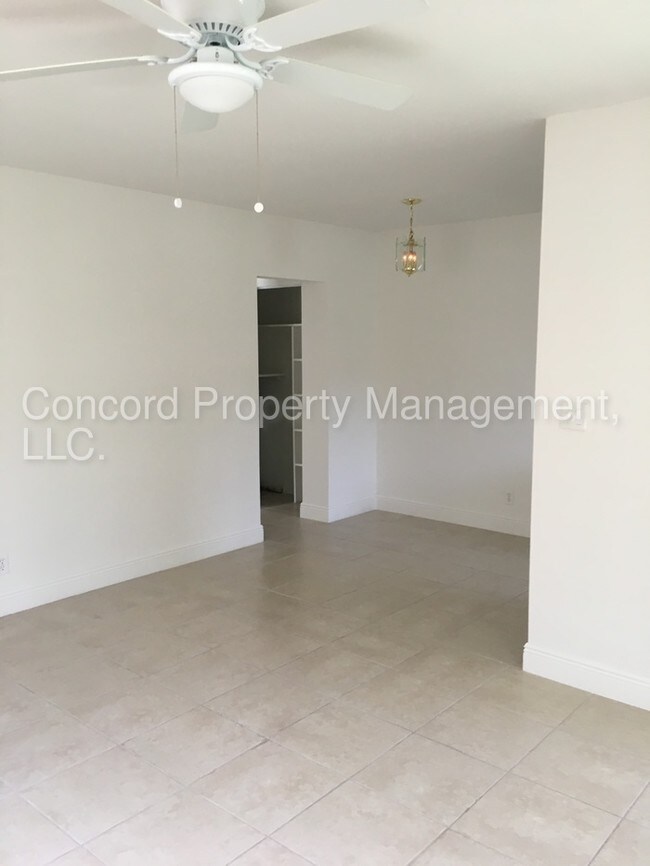 Building Photo - Nice 1 bedroom Corner Apartment (IP)