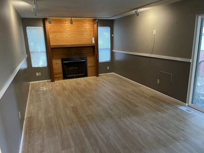 Building Photo - Beautiful & stunning 3-bed, 2-bath house i...
