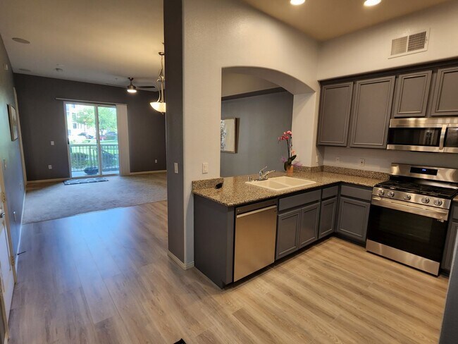 Building Photo - Pristine 1 bed first floor Manhattan Condo...