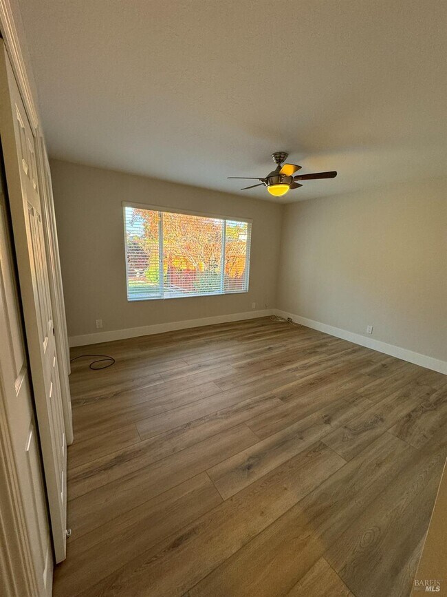Building Photo - 2562 Vine Hill Dr