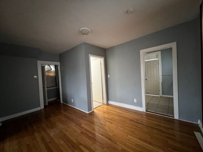 Building Photo - Adorable and Spacious Two Bedroom Home Ren...
