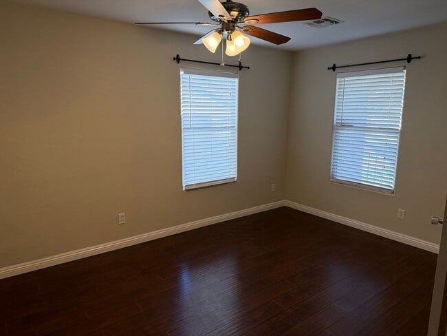 Foto del edificio - Great Henderson single story