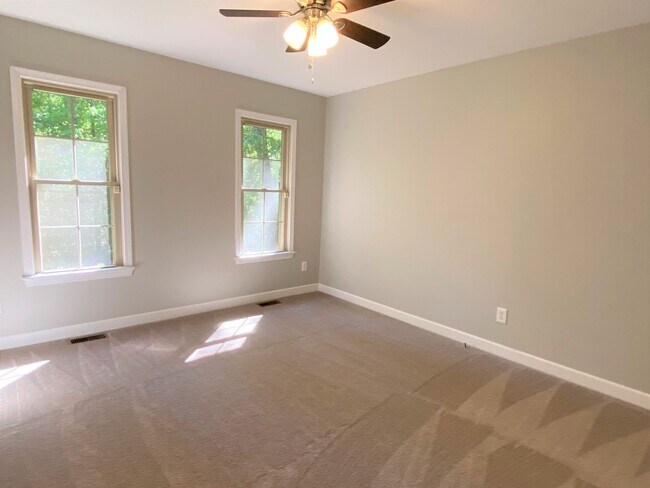 Foto del edificio - ~~ Luxurious Brick Home located in Mebane ~~