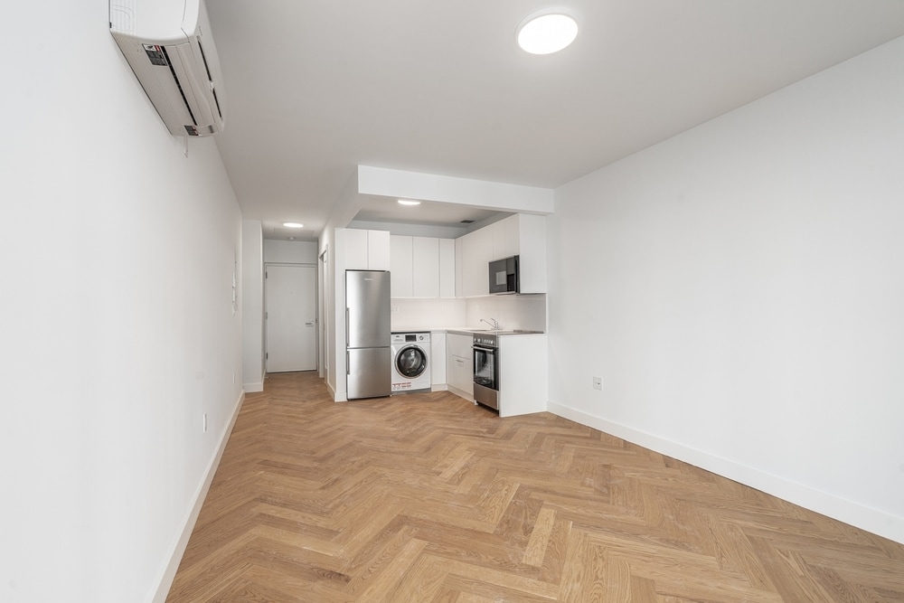 Primary Photo - 321 E 22nd St
