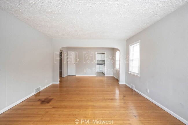 Building Photo - 5005 Indianola Ave