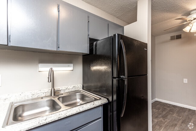 2BR, 1BA - 750 SF - The Avenues At East Moline