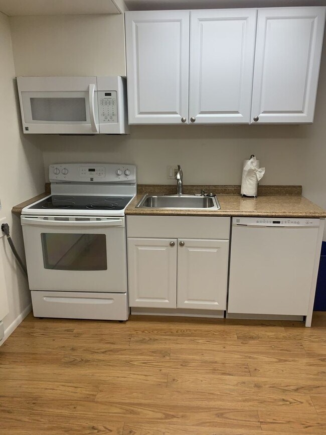 Foto del edificio - *UTILITIES INCLUDED!* Two Bedroom Apartmen...