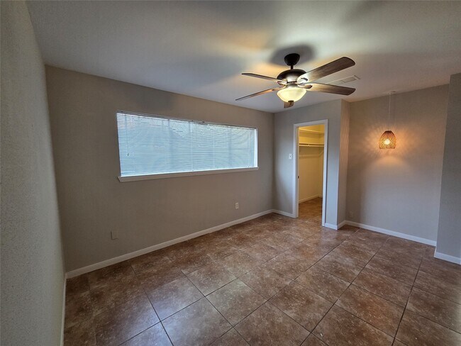 Building Photo - 1853 Dolphin Dr