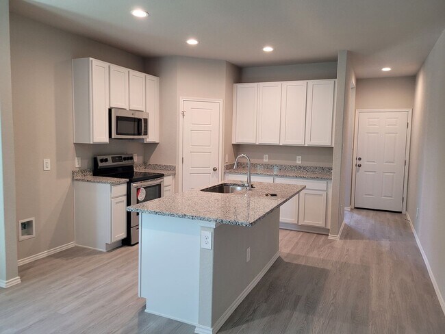 Building Photo - 3BD 2BA with separate Office Space