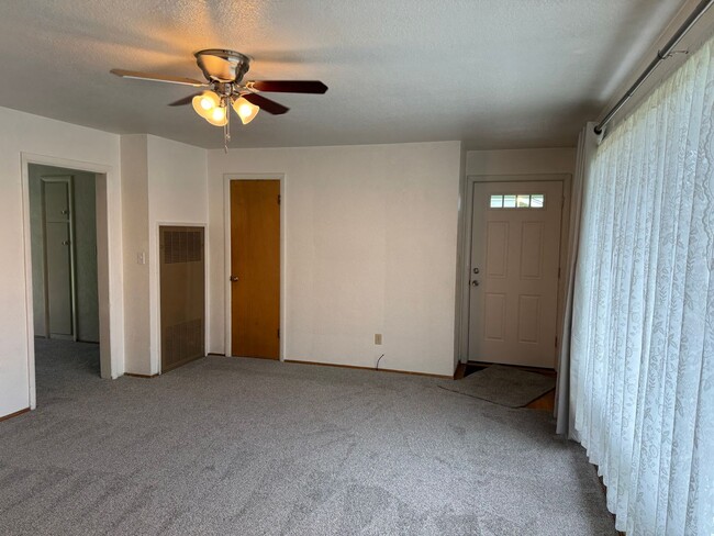 Foto del edificio - 2 bedroom 1 bath house in Springfield!