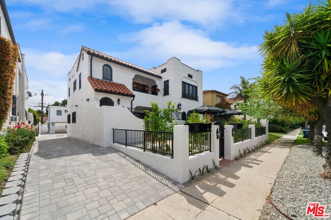 Foto del edificio - 458 N Sierra Bonita Ave
