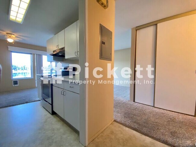 Building Photo - 1 Bedroom Condo With Incredible Views!