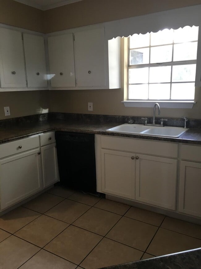 Building Photo - 1800 Ponderosa Pl
