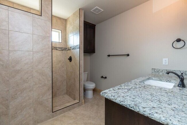 Building Photo - ((1/2 Off May's Rent)) FALL IN LOVE w/ The...