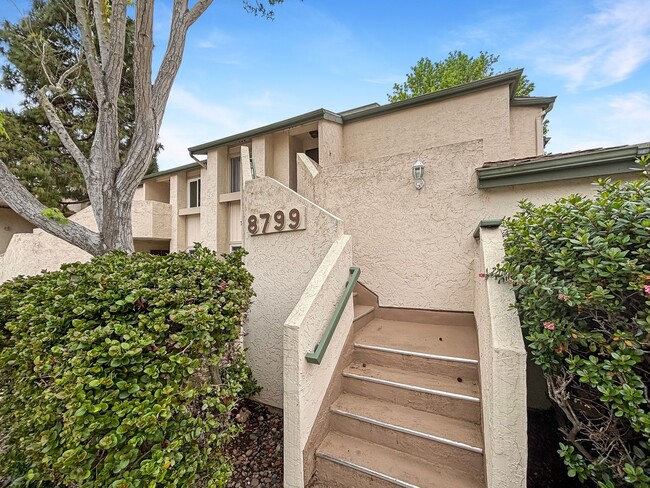 Building Photo - Charming & Spacious 2B/2BA Condo in La Jol...